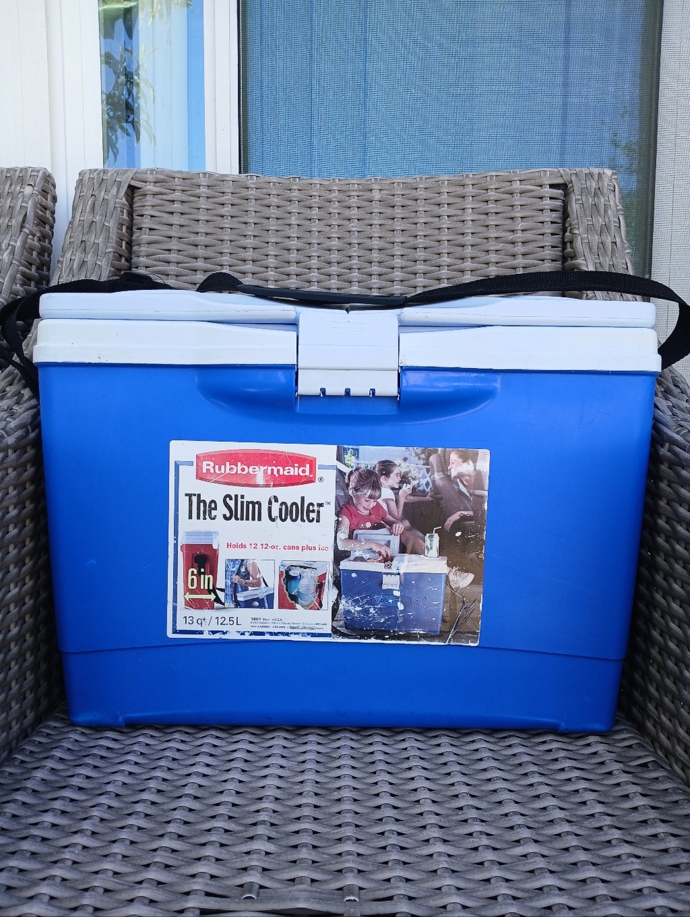 Rubbermaid The Slim Cooler with White Lid and Strap